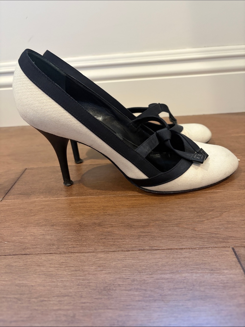 CHANEL Cream Canvas and Black Trim Bow Pumps Sz 40 - Picture 6 of 10